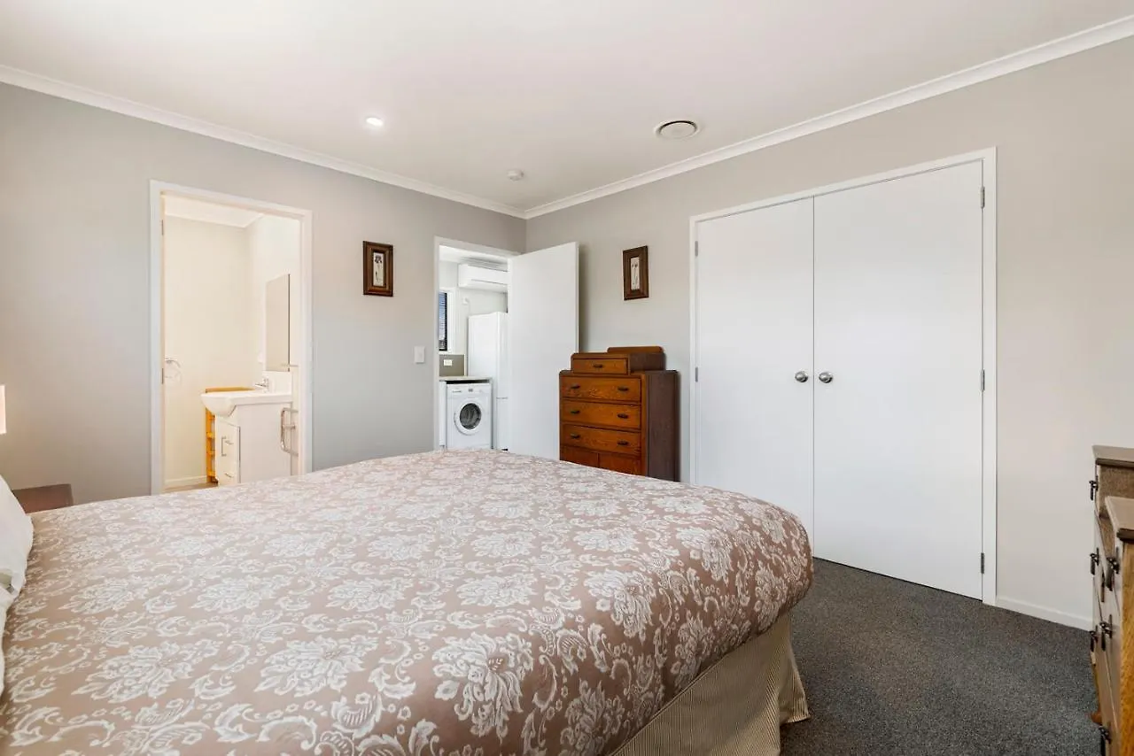 Sunrise Getaway - Rotorua Holiday Home